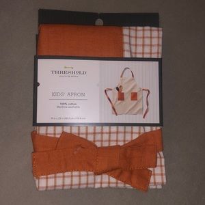 Kids apron nwt threshold